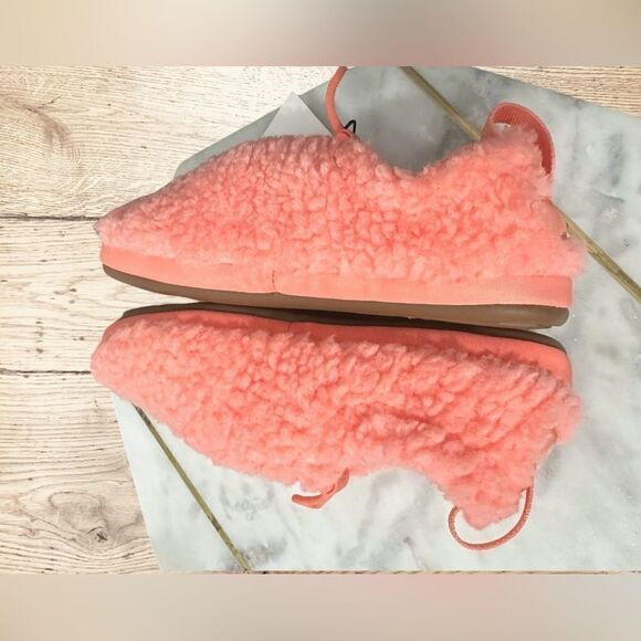 🔥 UGG Plushy Slippers Shearling Slip On Loafers Kids Size 2 EU 33.5 - Picture 9 of 12